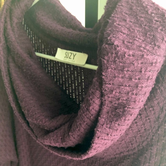 Purple Suzy Shier cowl neck ruffle bottom top - Picture 5 of 7